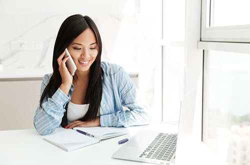 woman having her therapy over the phone